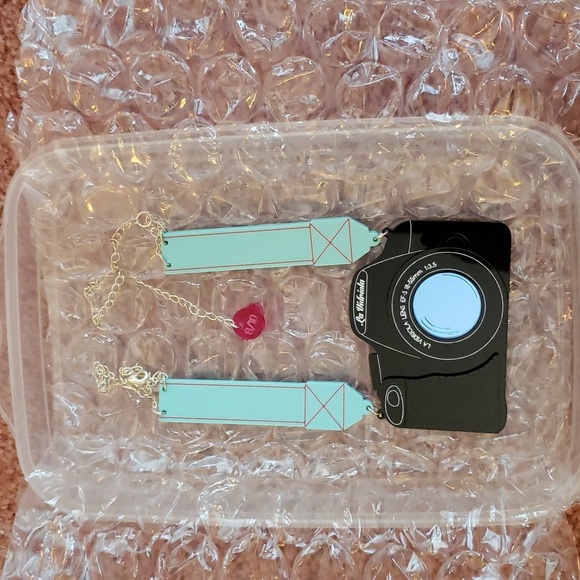 La Vidriola Snap Shot! Camera Necklace. Turquoise Straps. - Picture 2 of 10